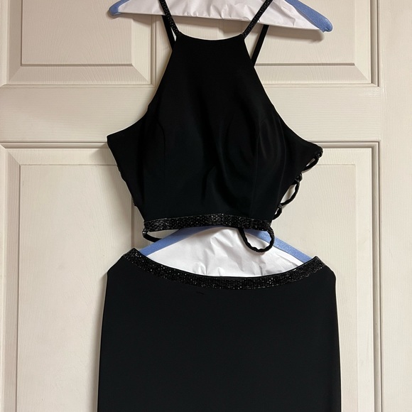 Black two-piece prom dress. Only worn once. No flaws, Dry Cleaned, Size 10 - Picture 3 of 14